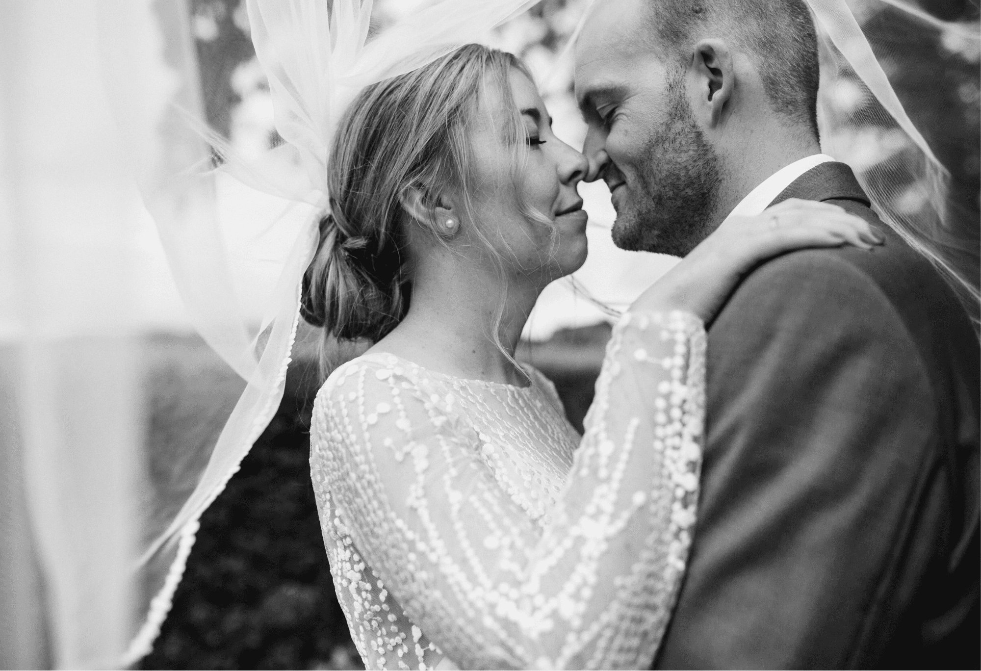 Verliebtes Brautpaar in Schwarz-Weiß – Hochzeitsfotografie Julia Kippes