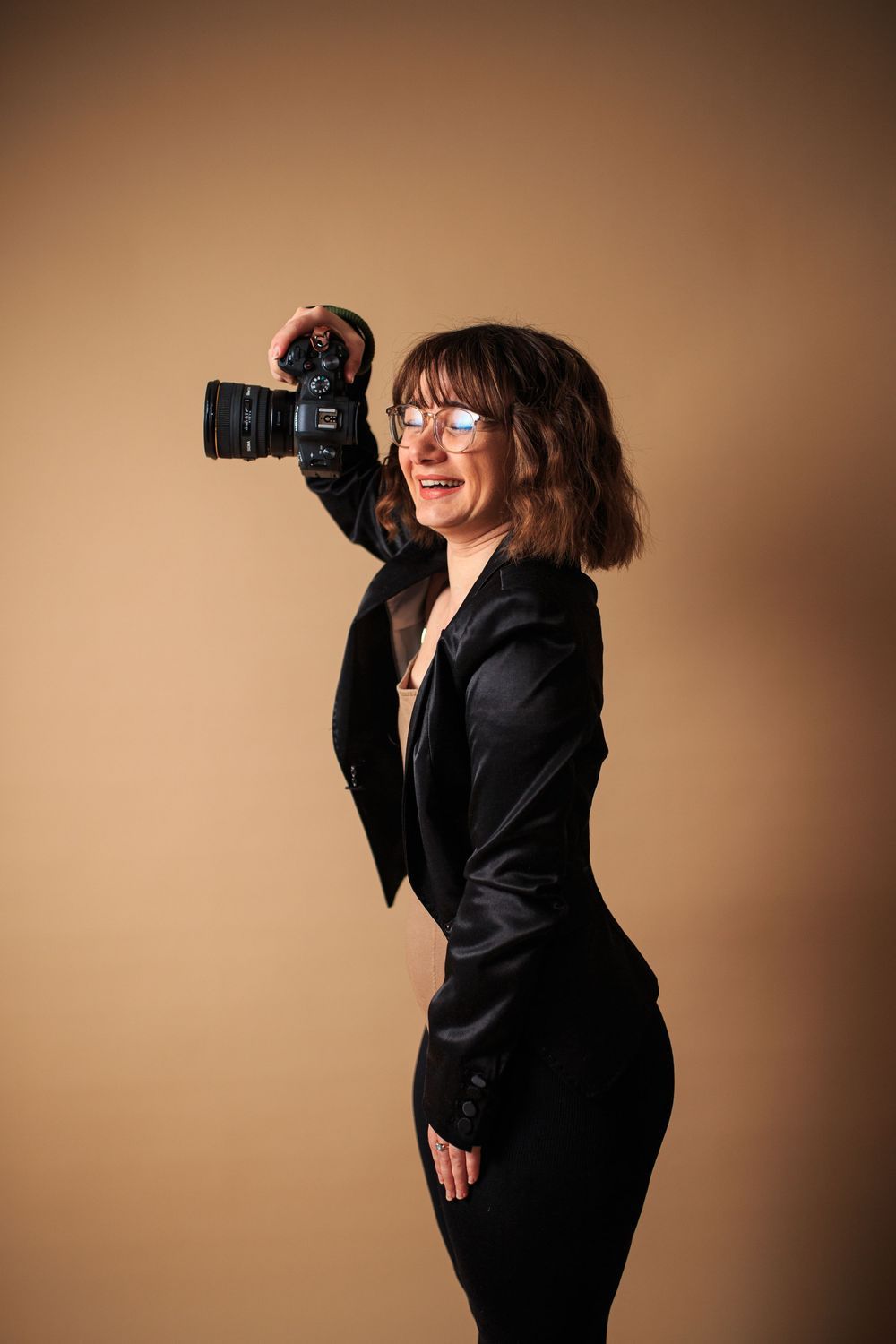 Julia Kippes, Fotografin aus Bielefeld, mit Kamera in der Hand