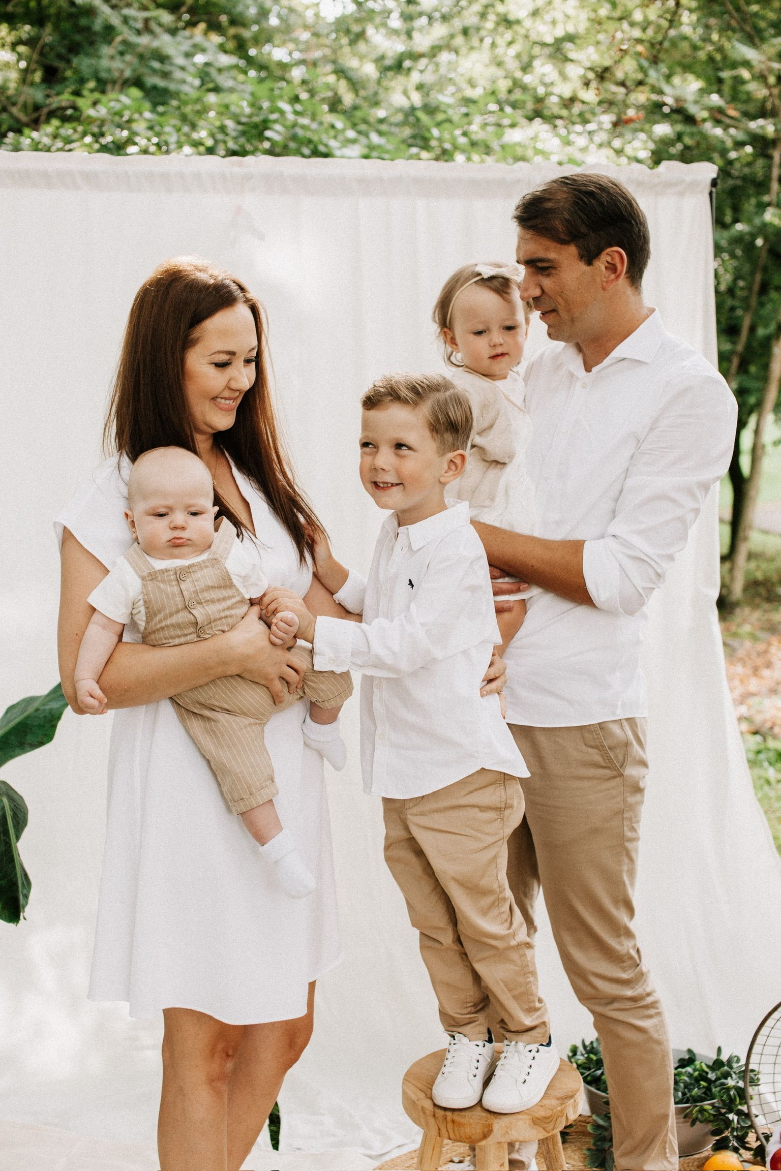 Familienmoment ungestellt – alle lachen miteinander